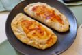 Mini calzoni o panzerotti al forno con salsa e formaggio